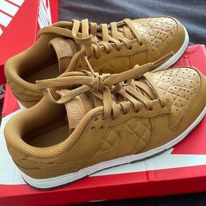 Wheat Dunks size 4.5 like NEW condition